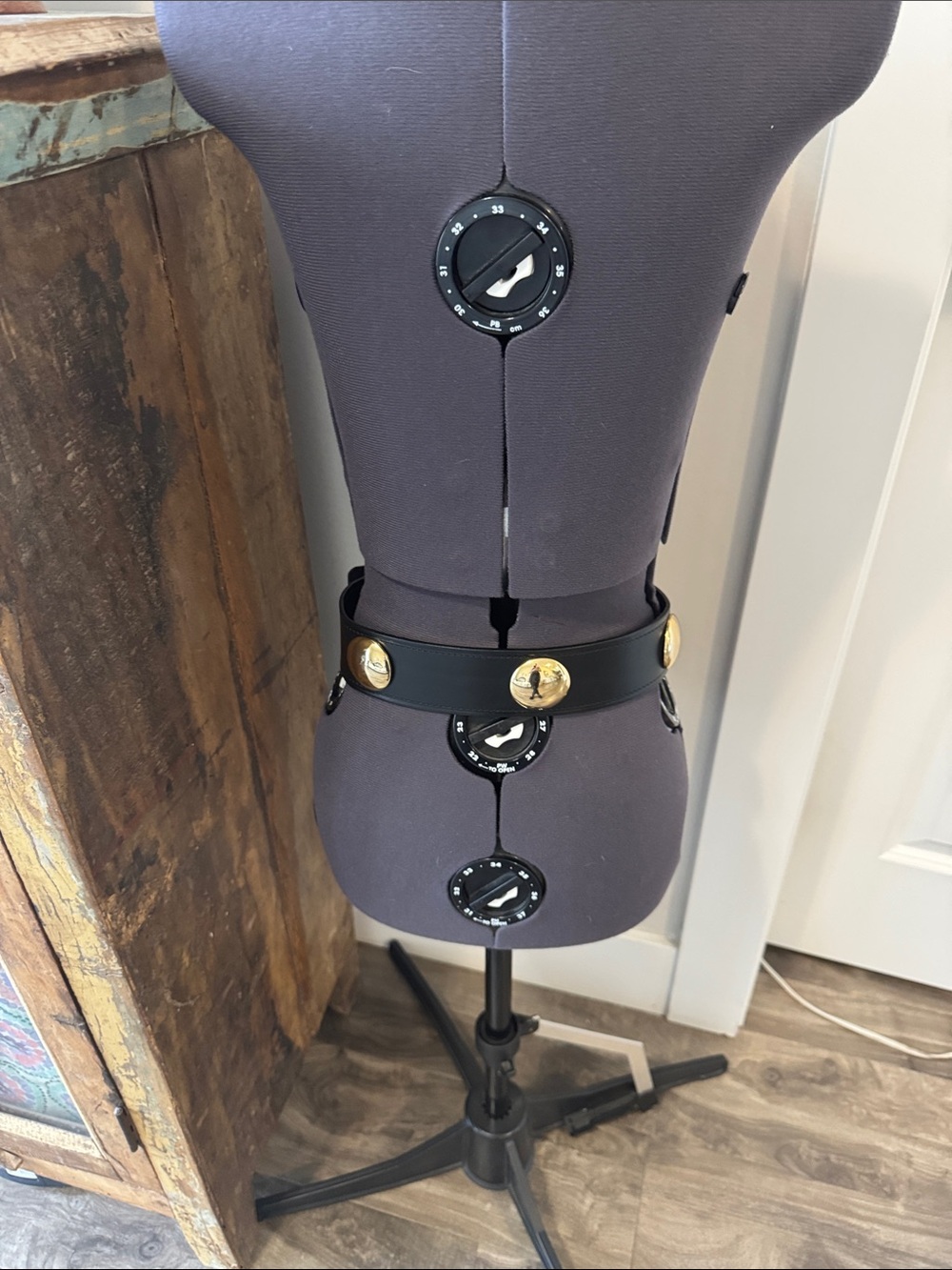 Vintage black leather belt with brass buckle & gold circles- small (as is scuff) - Picture 16 of 16